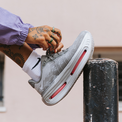 WOMEN'S NIKE VOMERO PREMIUM QS 'FLEUR DE LIS' - GEYSER GREY/PEONY