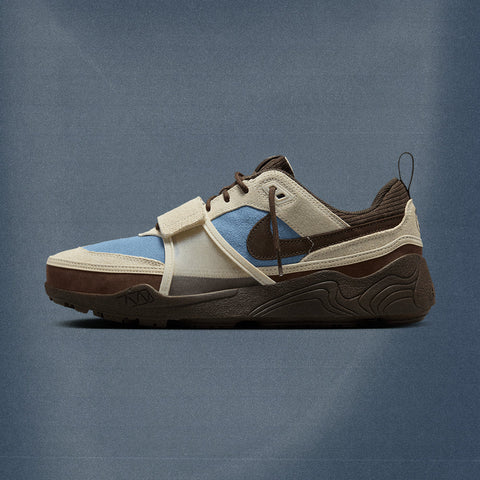 TRAVIS SCOTT X NIKE ZOOM FIELD JAXX - LECHE BLUE/BAROQUE BROWN