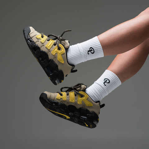 NIKE X AMBUSH AIR MORE UPTEMPO LOW SP - LIMESTONE/VIVID SULFER