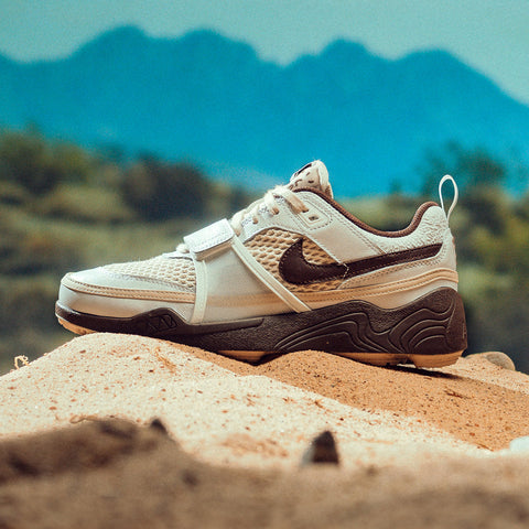 TRAVIS SCOTT X NIKE ZOOM FIELD JAXX - WHITE/LIGHT CHOCOLATE