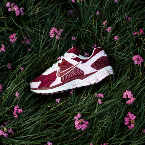 WOMEN'S NIKE ZOOM VOMERO 5 - PINK FOAM/TEAM RED