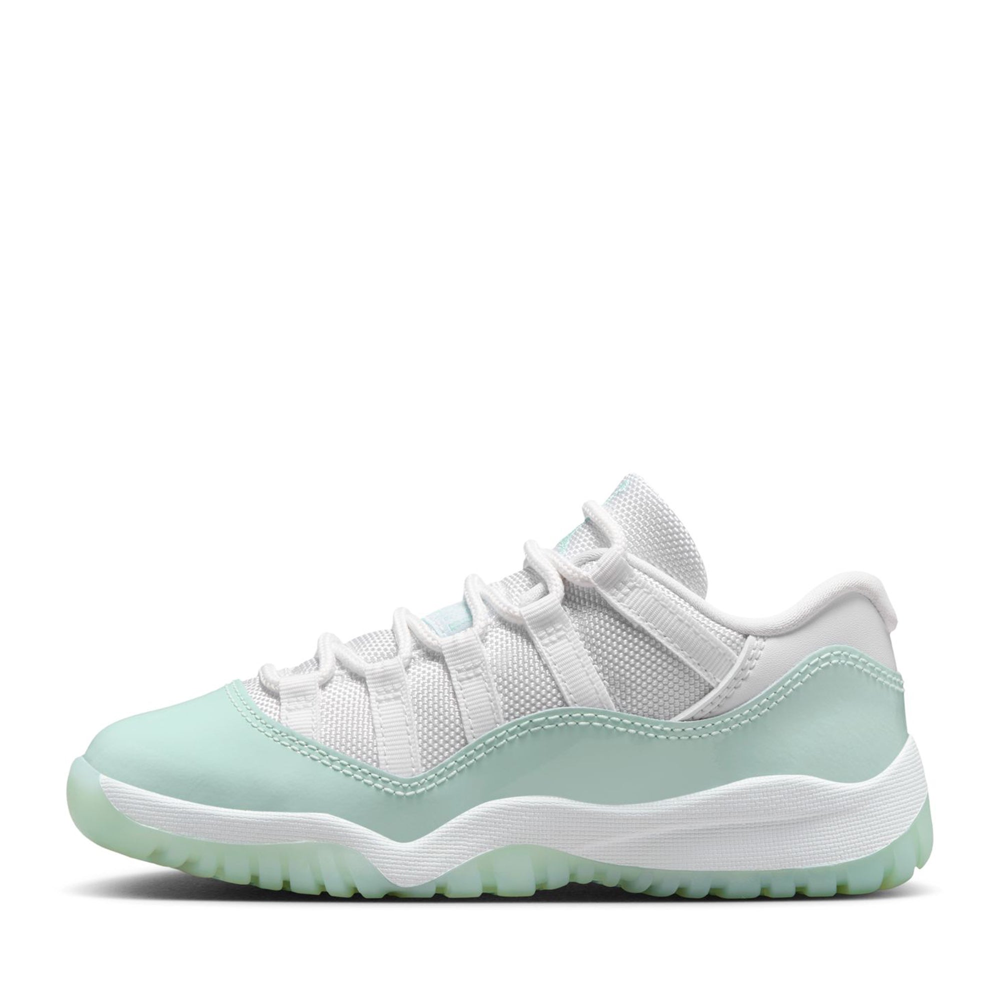 Air Jordan 11 Low ホワイト Amazon.com: Air Jordan 11 Retro Low, White/Zen Grey/Cement