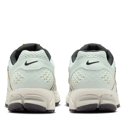 Women's Nike Zoom Vomero 5 - Light Silver/Chrome