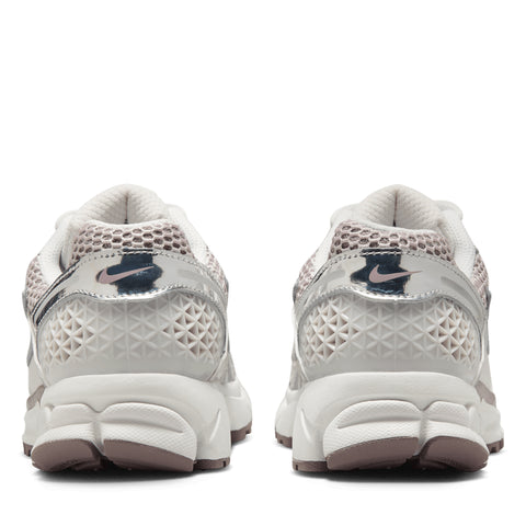Women's Nike Zoom Vomero 5 - Vast Grey/Metallic Silver