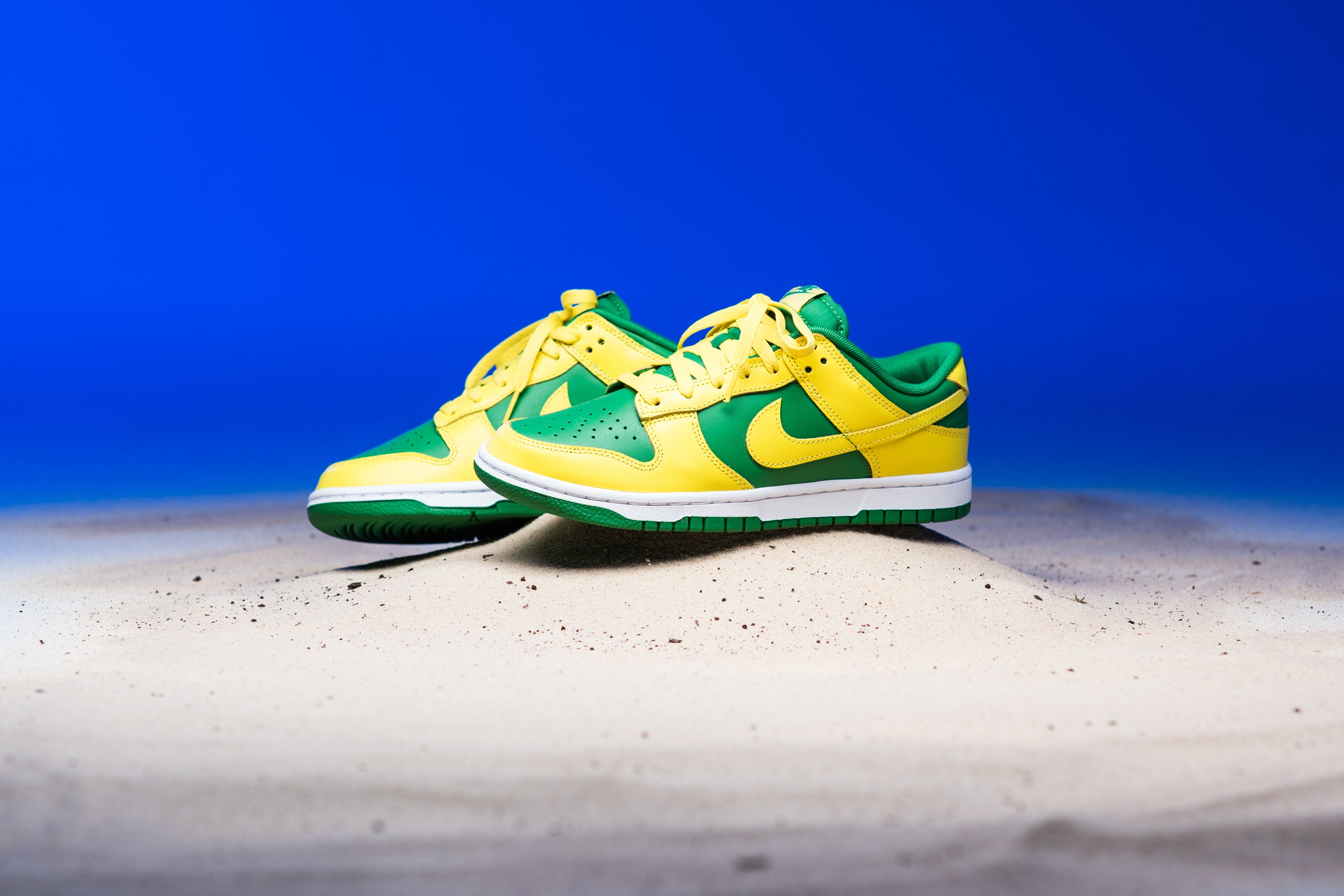 Nike dunks green yellow best sale