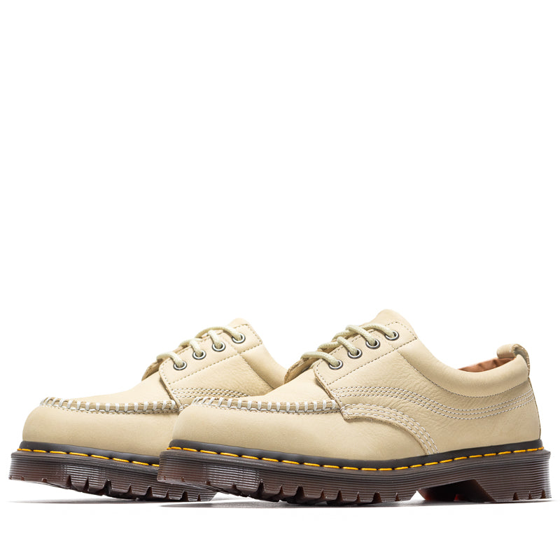 【関税込み】Dr. Martens オフホワイト Lowell ダービー Dr. Martens - Lowell Moc Toe Shoes in Light Tan Buttersoft
