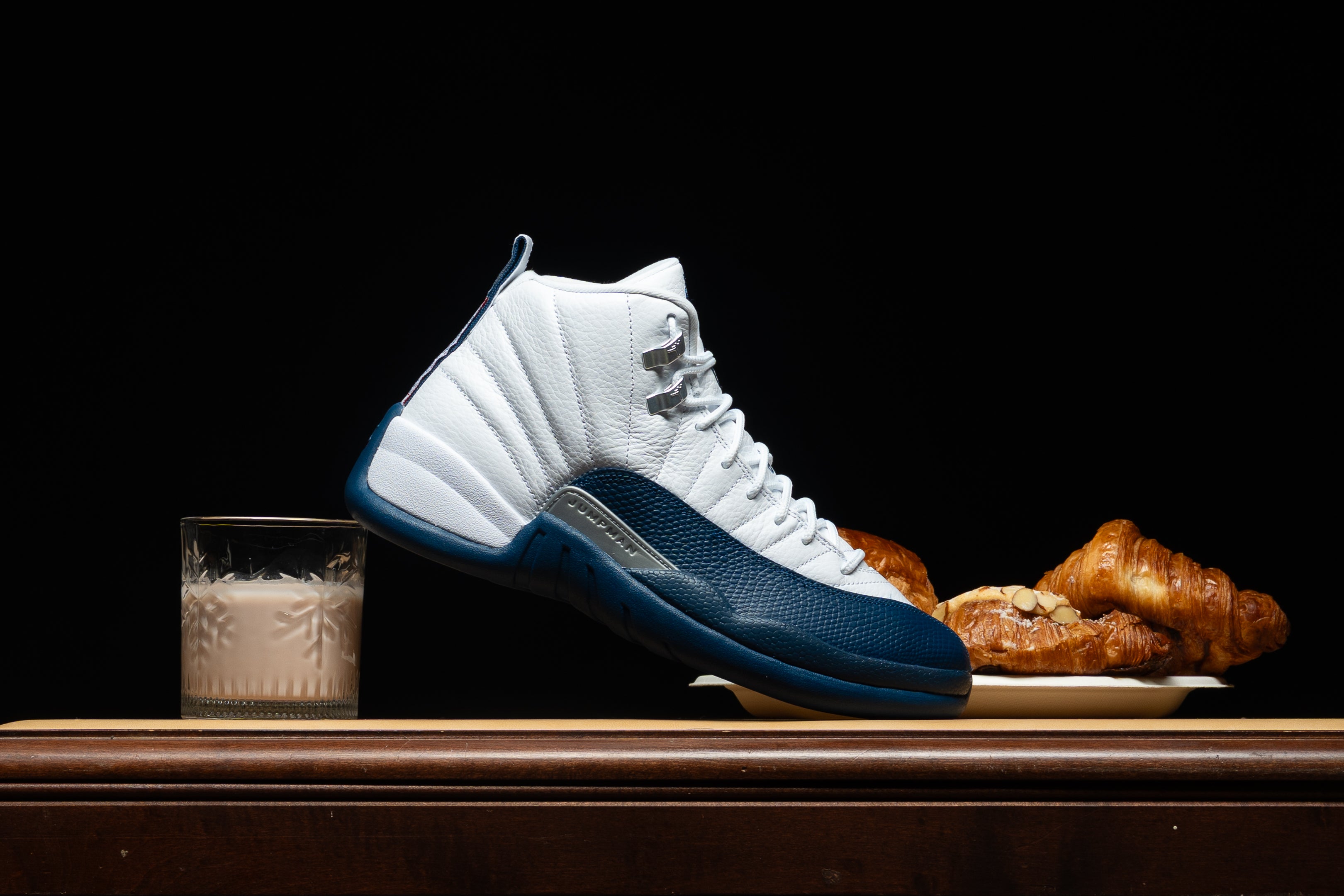靴 Nike Air Jordan 12 \"French Blue/White air-jordan-12-french-blue-2-0-