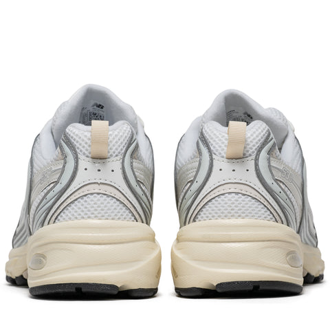 New Balance 530 - Silver Metallic/Linen