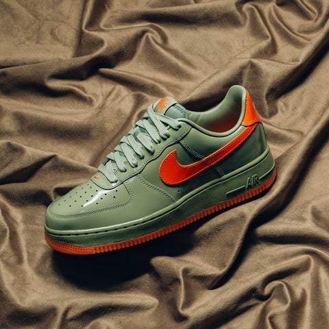 Nike Air Force 1 '07 Premium - Oil Green/Safety Orange