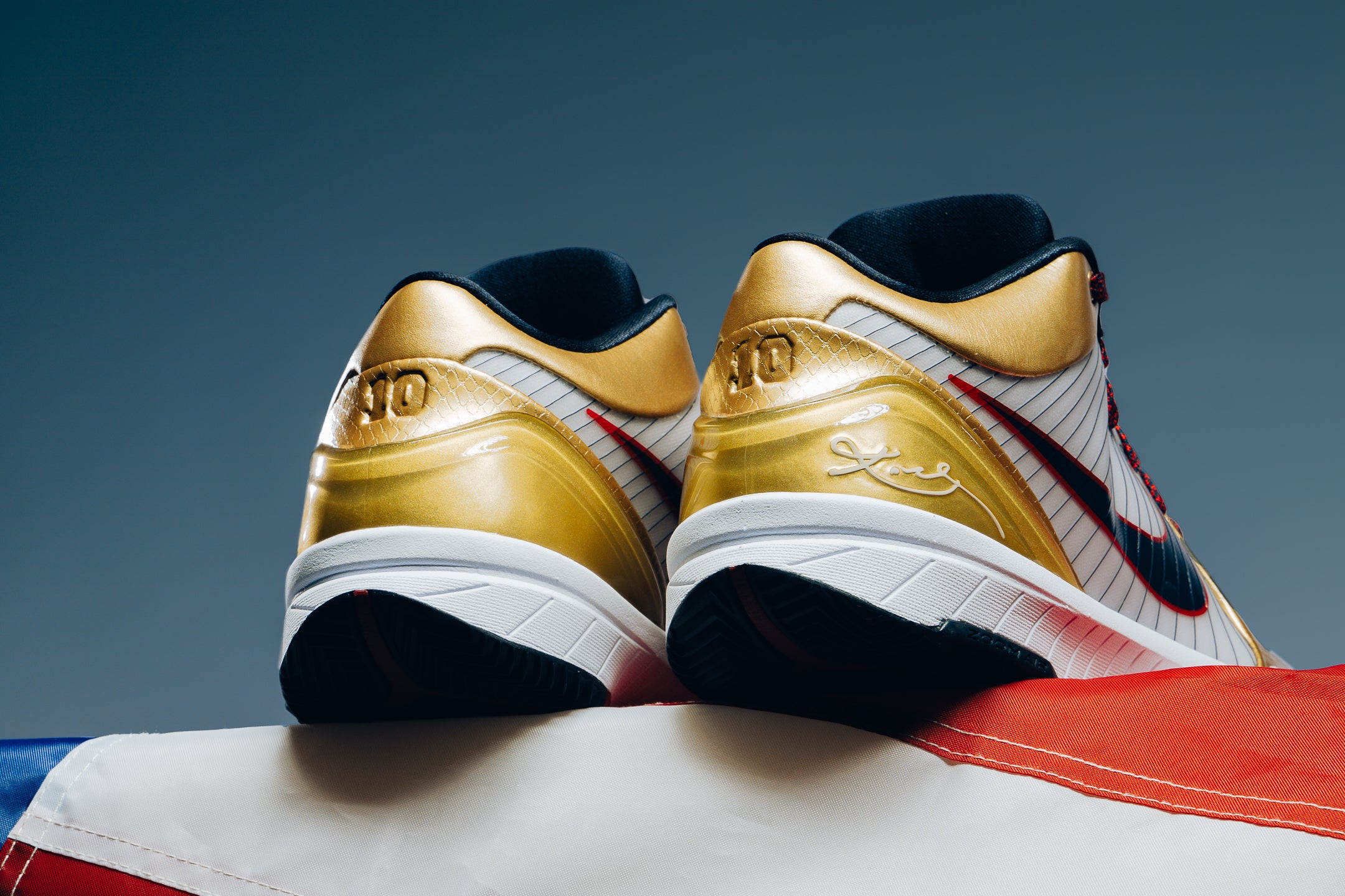 靴 Kobe 4 llic Gold and Dark Obsidian Kobe 4 Protro 'Metallic Gold and Dark Obsidian' (FQ3544-100