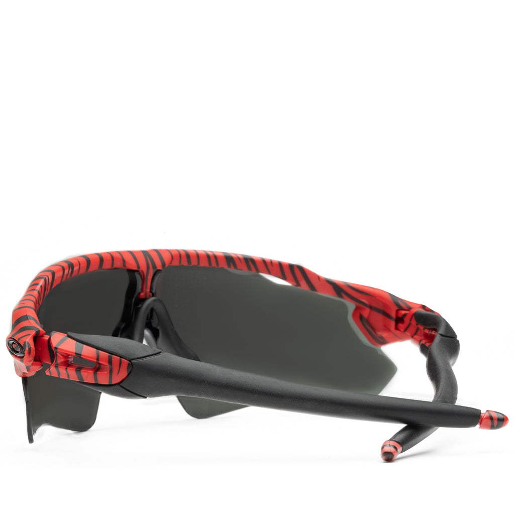 OAKLEY RADAR EV レッド×ブラック Sneaker Politics