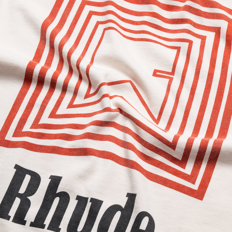 【関税込み】Rhude オフホワイト Chevron Logo Repeat Tシャツ Rhude Off-White 'East Hampton' T-Shirt Rhude