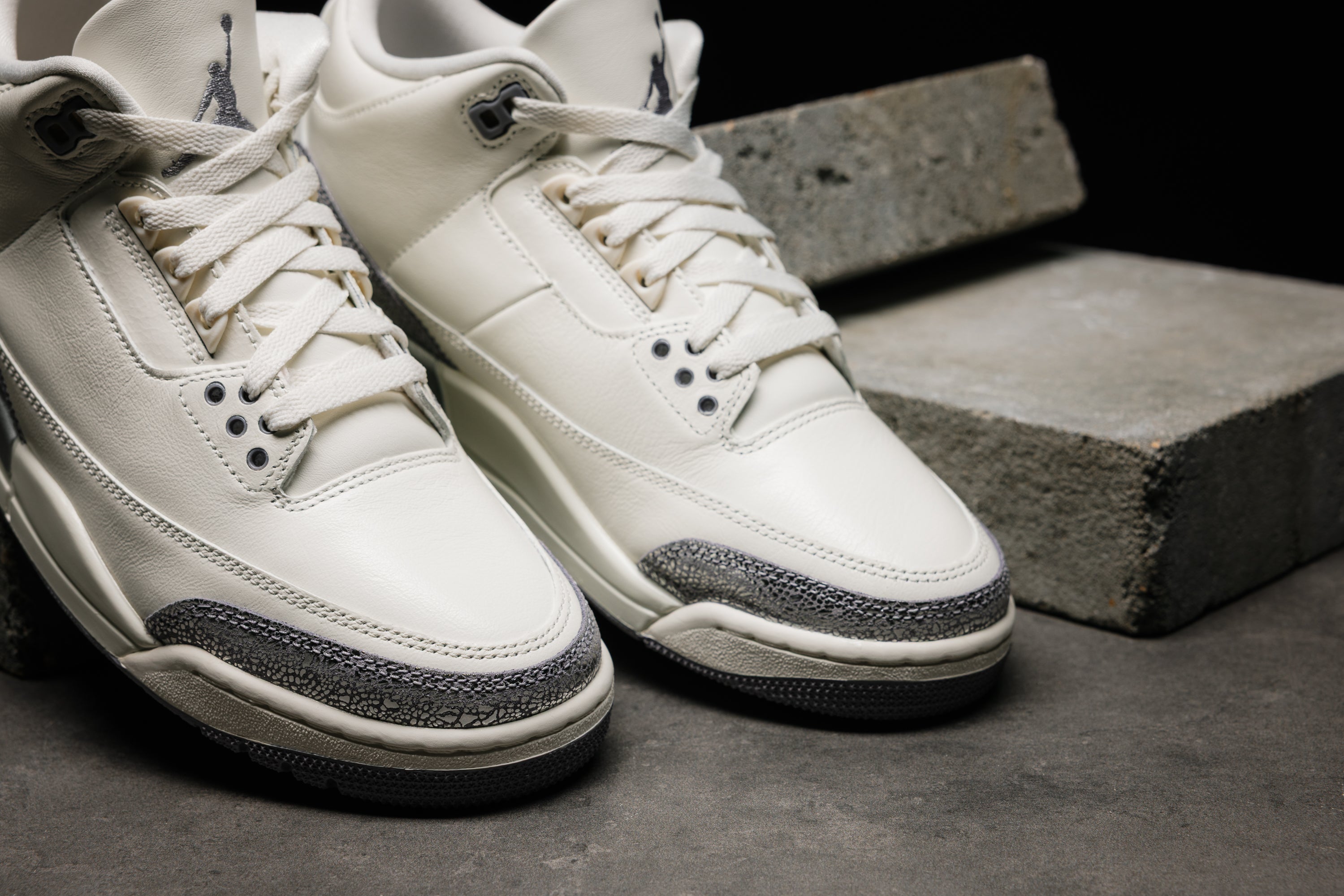 靴 Women's Jordan 3 Retro Sail Cement Grey This women's exclusive Air Jordan 3 Retro in 'Sail and