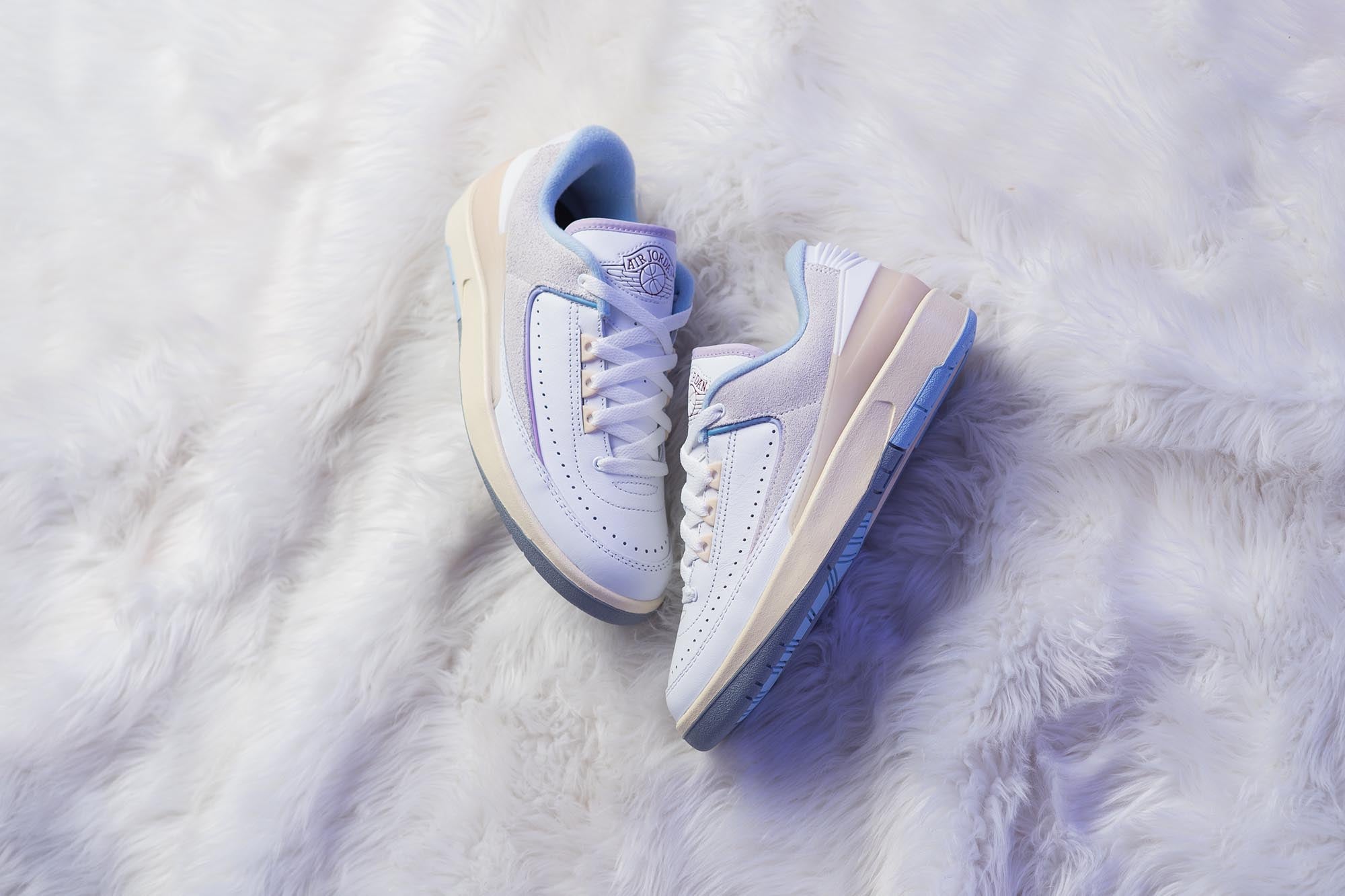 Jordan 2 white deals and blue